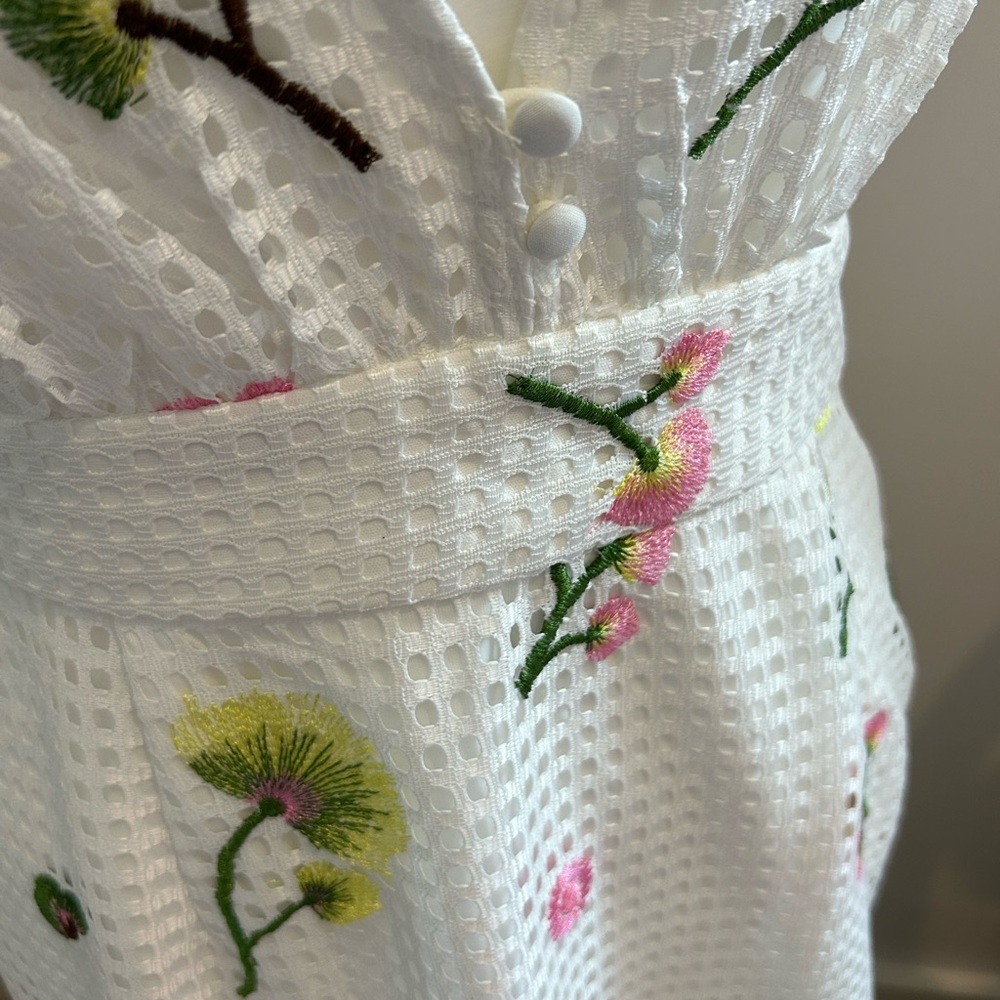 L’ATISTE ELEGANT SUMMER WHITE TEXTURE V-NECK FLORAL DETAILED RUFFLE DRESS Size M - Picture 3 of 6